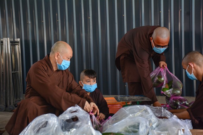 Continuing to support people in need in the Covid-19 pandemic of Hoang Phap Pagoda (series 4)